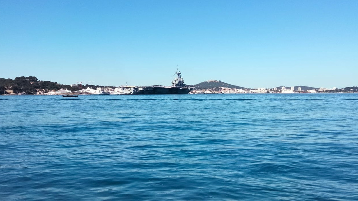 © Karen Sarrazin - Le porte-avions Charles-de-Gaulle est de retour en rade de Toulon ce 25 avril 2025.