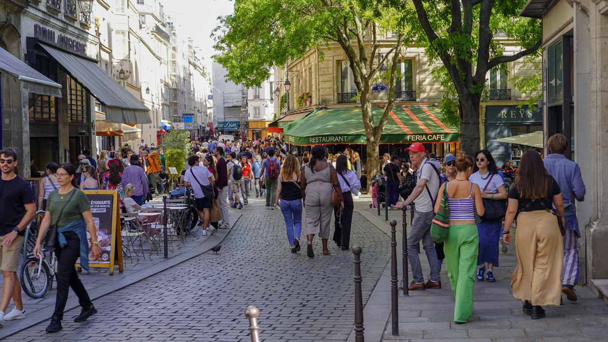 © Shutterstock - Les commerces parisiens ont évolué en 2024 selon une enquête de Knight Frank.