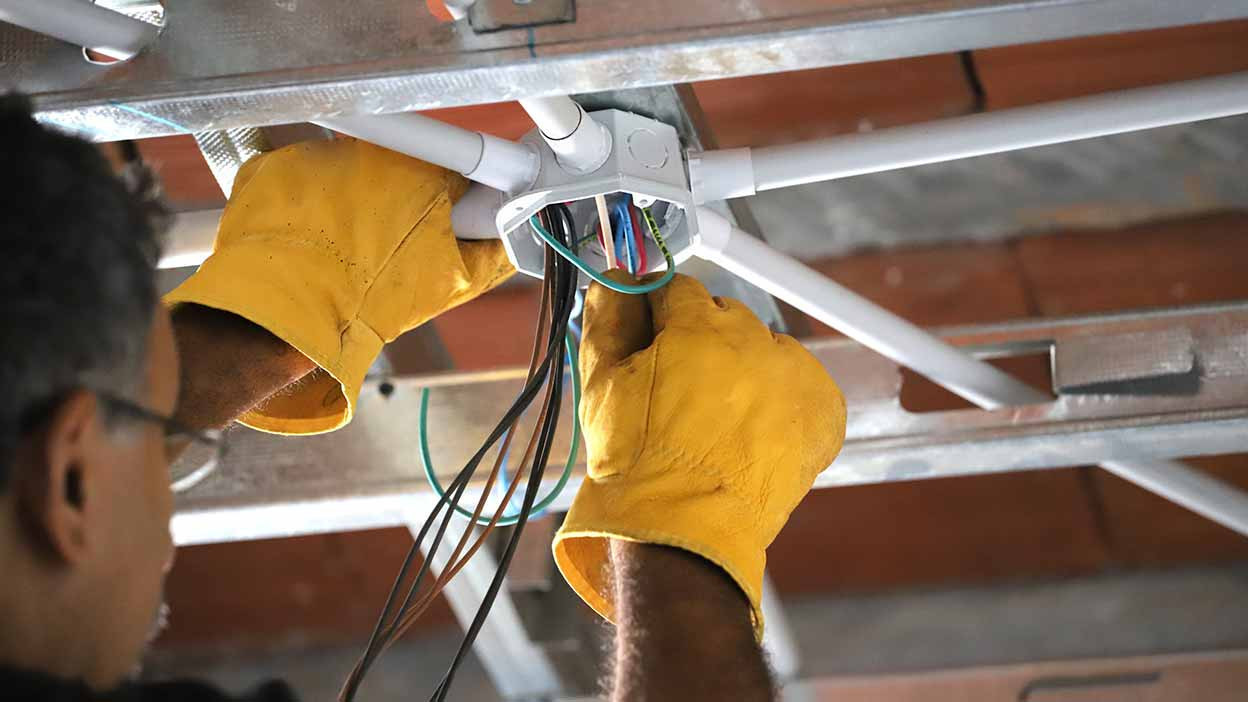 © Shutterstock - La filière des réseaux électriques en Île-de-France se prépare à une transformation majeure, avec plus de 7 000 postes à pourvoir d'ici 2030.