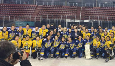 © Jean-Marie Villain - Les hockeyeuses d’Evry-Viry (en bleu) peuvent afficher leur sourire après leur victoire contre Chambéry en coupe de France.