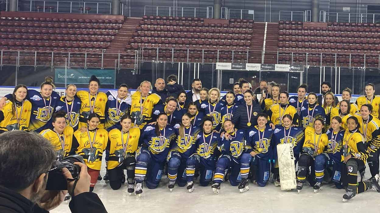 © Jean-Marie Villain - Les hockeyeuses d’Evry-Viry (en bleu) peuvent afficher leur sourire après leur victoire contre Chambéry en coupe de France.