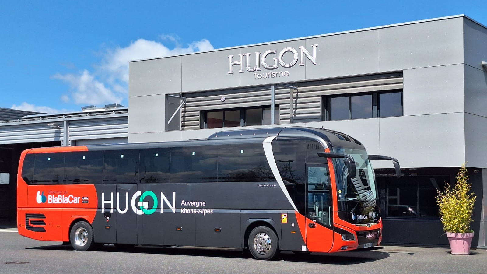 © DR - L'autocar aux couleurs des deux sociétés assurant la liaison Le Puy-en-Velay Saint-Etienne.