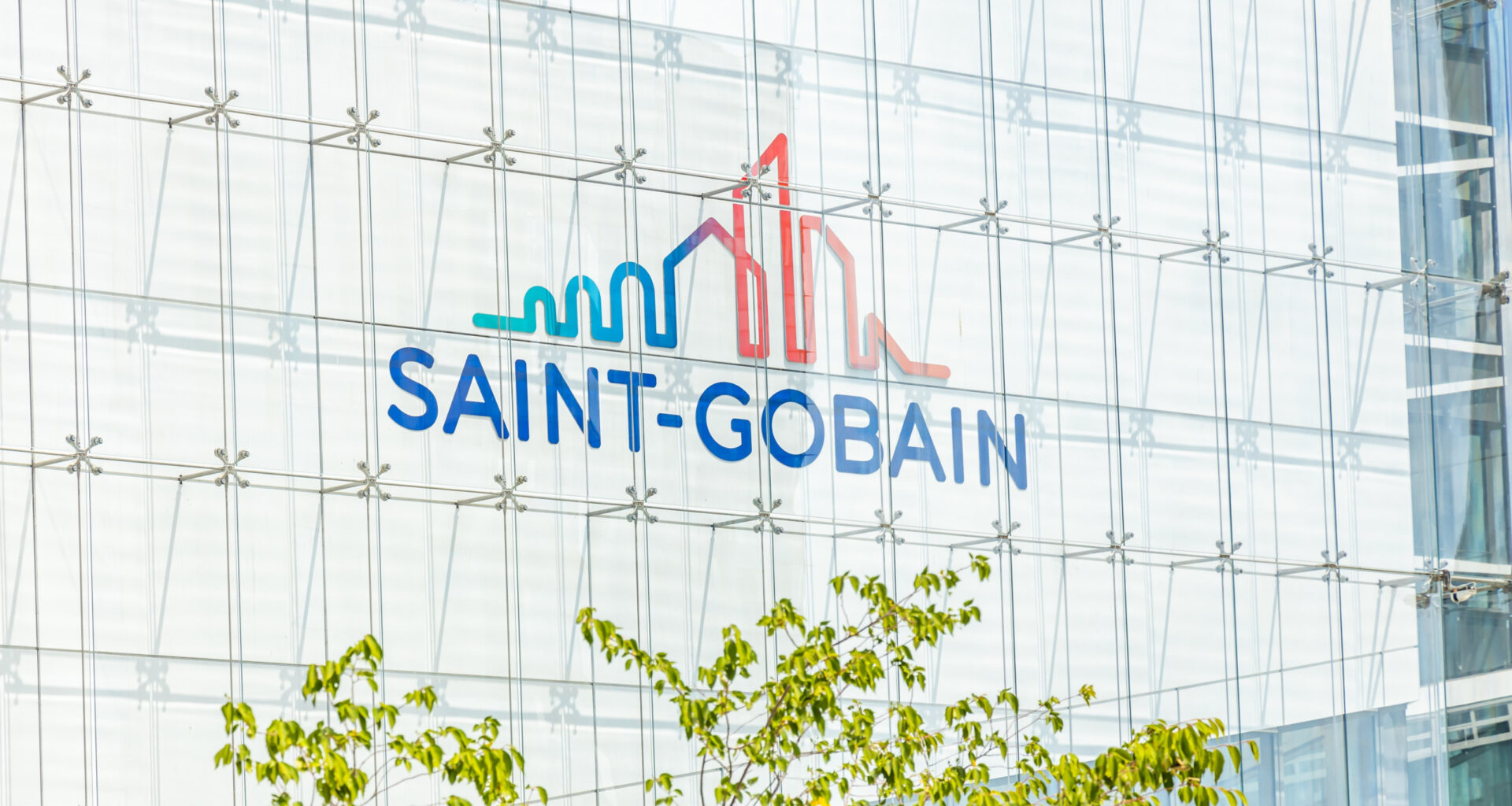 © Shutterstock - L’entreprise Saint-Gobain a annoncé ouvrir 200 places dans ses ateliers en Île-de-France.