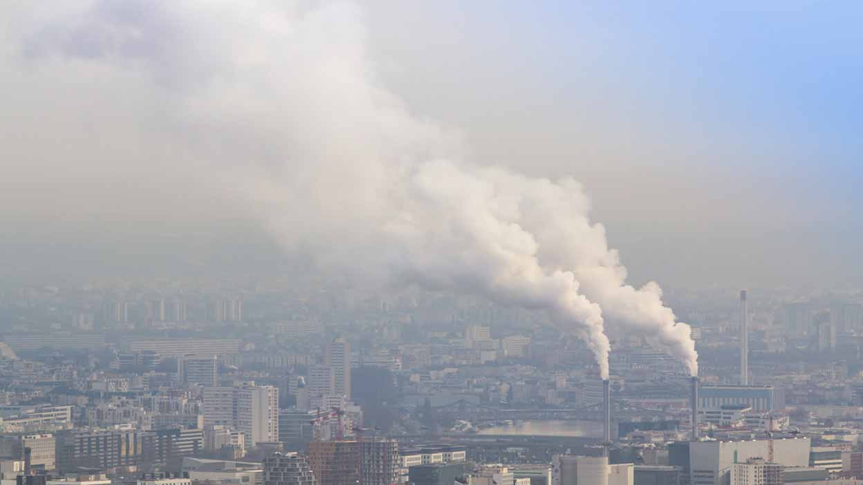 © Shutterstock - La lutte contre la pollution de l’air francilienne est sur la bonne voie, mais loin d’être achevée, selon le dernier bilan publié par Airparif.