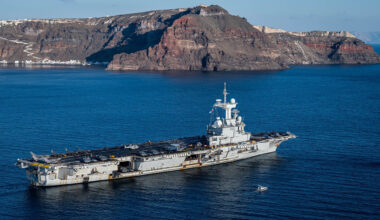 Marine nationale - Le porte-avions Charles-de-Gaulle en Mer Egée, pour une opération en lien avec la marine nationale Grecque.