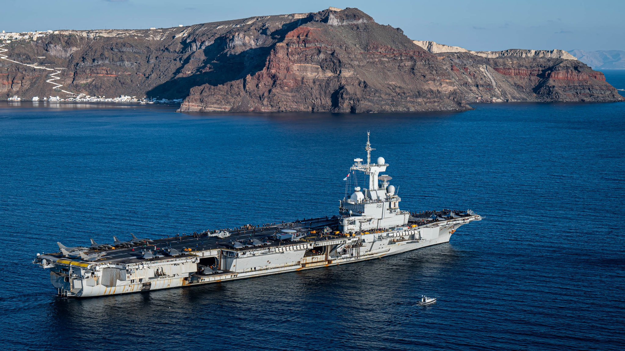 Marine nationale - Le porte-avions Charles-de-Gaulle en Mer Egée, pour une opération en lien avec la marine nationale Grecque.
