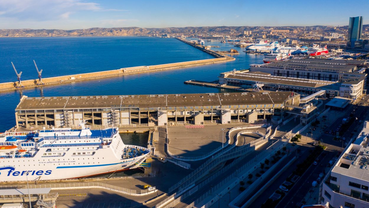 © Shutterstock - La digue du large offre, depuis ses berges, un panorama unique sur Marseille.