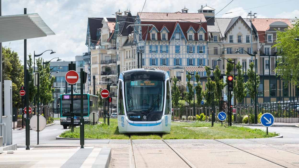 © Ile-de-France Mobilités/Sennse-cBadet - Desservant plus de 175 000 habitants, le T10 relie Clamart à Antony en passant par Châtenay-Malabry et Le-Plessis-Robinson en 25 minutes.