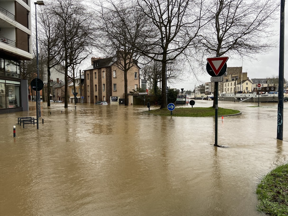 Le canal d’Ille et Rance, au niveau de l’écluse Saint-Martin, déborde.  (© Laurène Fertin - actu Rennes)