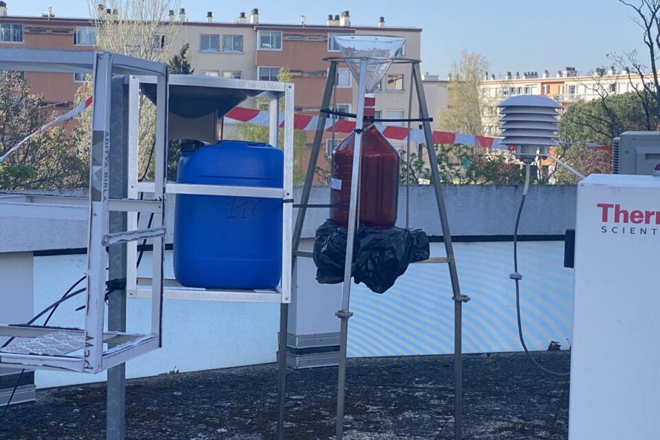 Des instruments de mesure sont placés à l'extérieur, mais aussi dans deux petites structures qui étudient différents polluants. 