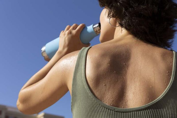insuffisance rénale canicule fortes chaleurs urgence Ma Santé Une femme qui s'hydrate en période de canicule pour éviter l'insuffisance rénale.