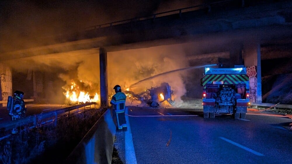 Une vingtaine de pompiers et six engins sont intervenus au moment de l'accident du poids lourd, qui s'est embrasé après sa chute.