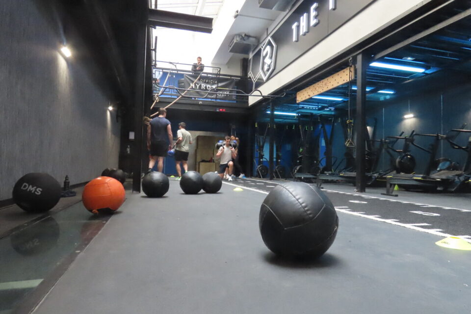 Ces ballons de 4 à 6 kilos sont à jeter sur une cible placée à plusieurs mètres du sol. 