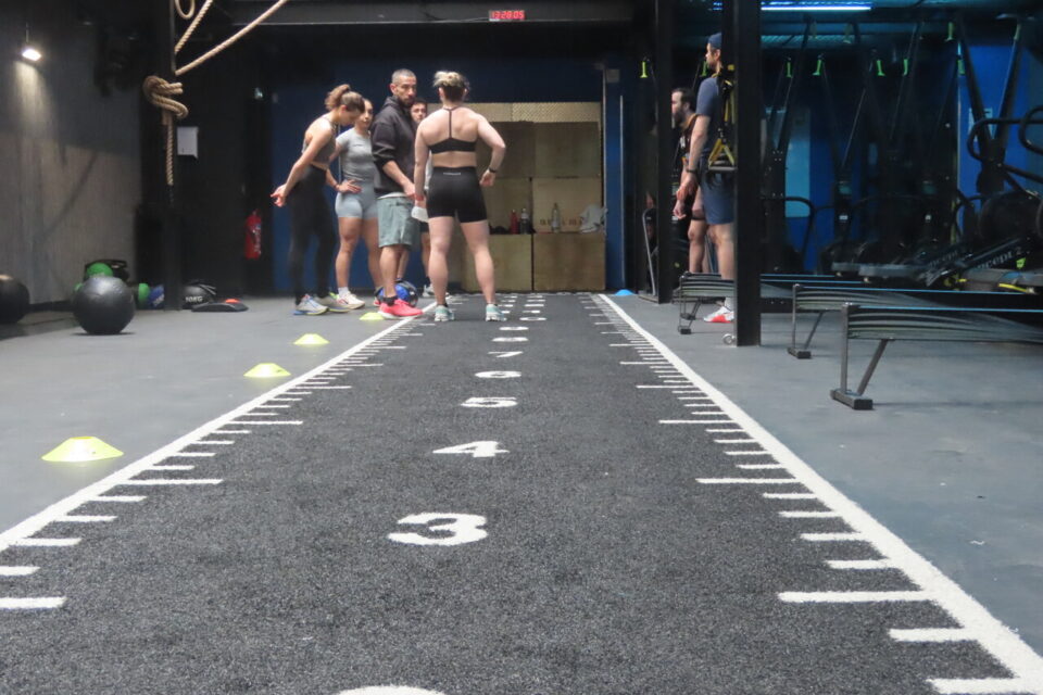 Quinze mètres de parcours sur une moquette, alors que la distance en compétition est de 50 mètres. 