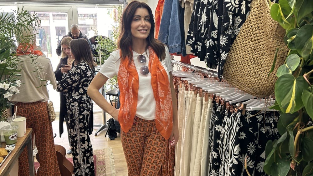 Jenifer a misé sur un pantalon flare orange à l’esprit seventies, une pièce phare de cette nouvelle collection.
