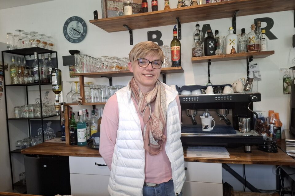 A 42 ans, Jennifer gère tout de A à Z dans son commerce multifonction, à Eletot (Seine-Maritime).