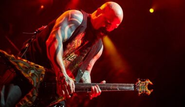 “Pourquoi écouter un type qui joue trois accords et qui me hurle dessus ?” : Kerry King explique pourquoi il n’aimait pas le punk à ses débuts