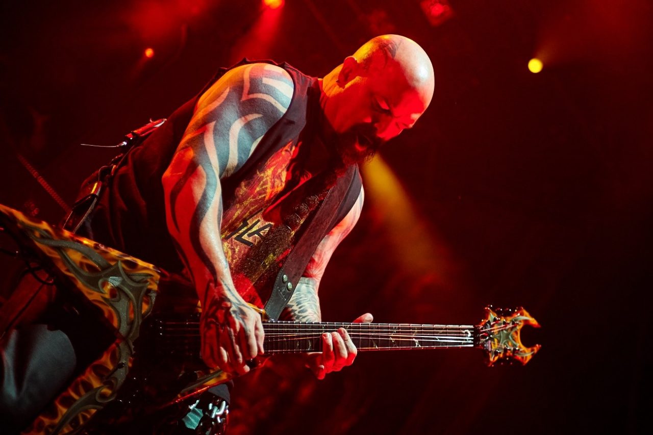 “Pourquoi écouter un type qui joue trois accords et qui me hurle dessus ?” : Kerry King explique pourquoi il n’aimait pas le punk à ses débuts