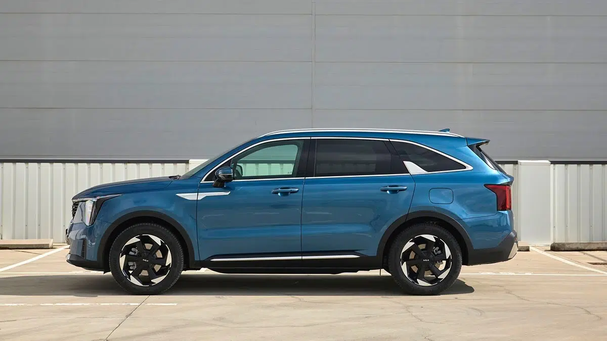 KIA Sorento HEV 2025 vue de profil avec design modernisé et proportions équilibrées