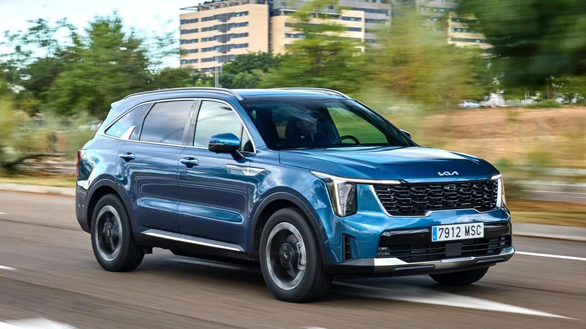 Face avant du KIA Sorento HEV 2025 avec calandre imposante et optiques LED