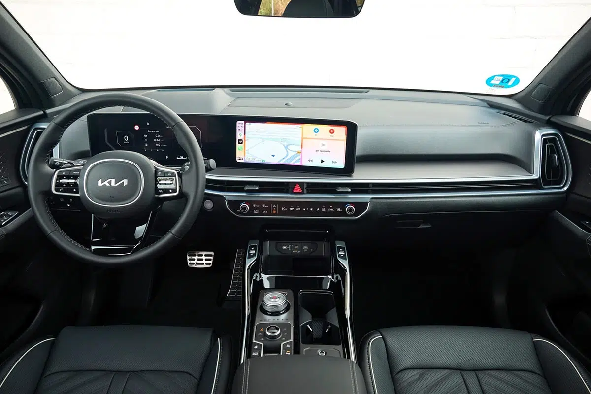 Intérieur du KIA Sorento HEV 2025 avec double écran numérique 12,3 pouces