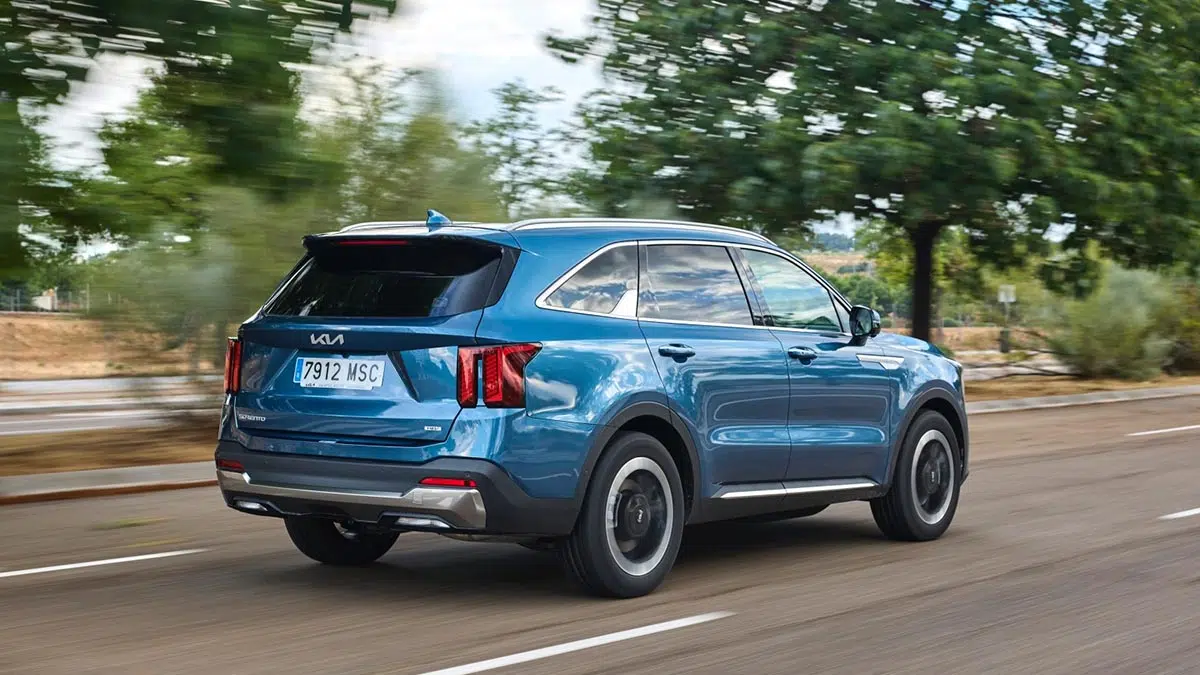 Vue arrière du KIA Sorento HEV 2025 avec feux LED redessinés