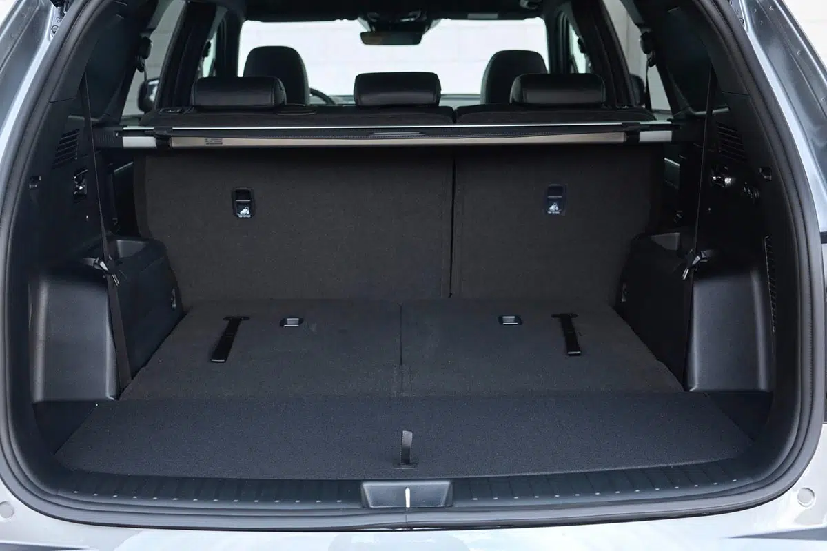 Coffre spacieux du KIA Sorento HEV 2025 avec 608 litres de capacité