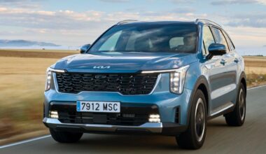 KIA Sorento hybride rechargeable 2025 photographié de trois-quarts avant, montrant ses lignes redessinées et sa signature lumineuse caractéristique qui affirment son statut de SUV premium électrifié.