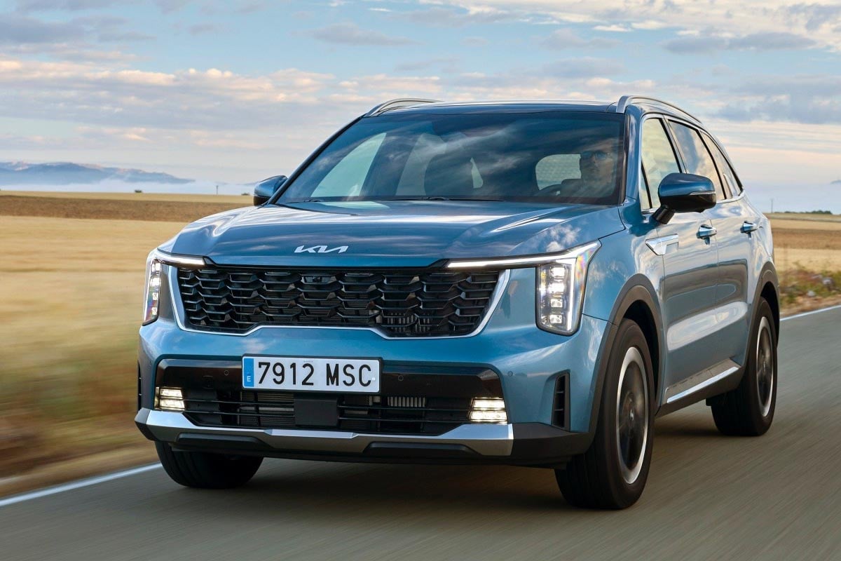 KIA Sorento hybride rechargeable 2025 photographié de trois-quarts avant, montrant ses lignes redessinées et sa signature lumineuse caractéristique qui affirment son statut de SUV premium électrifié.