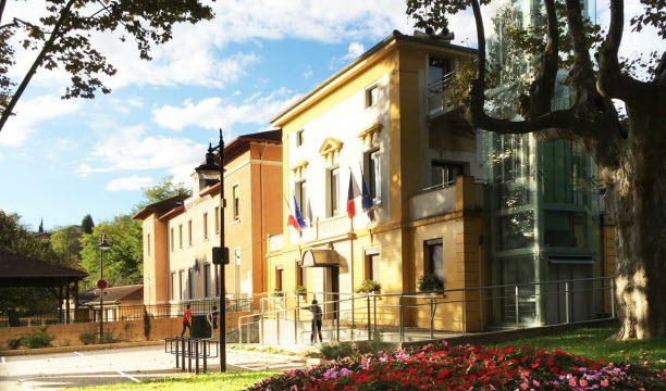 La mairie de Cailloux-sur-Fontaines. Photo Stéphanie Gall