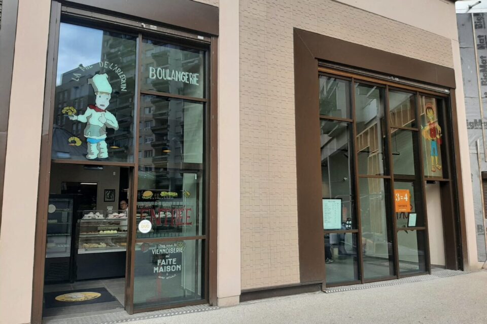La boulangerie La Mie de l'Arlequin à Grenoble est ouverte depuis décembre 2024, après trois ans sans commerce du genre pour les quelque 12 000 familles du quartier.