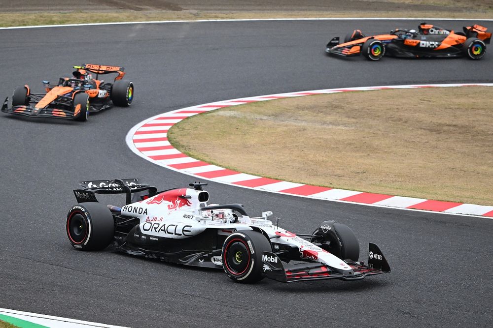 Max Verstappen devant les deux McLaren à Suzuka.