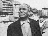 Le directeur général des Houillères du Centre-Midi quitte les locaux. Molesté par les manifestants, il a été aspergé de poussière de charbon, comme six autres membres de la direction. Photo archives La Tribune-Le Progrès