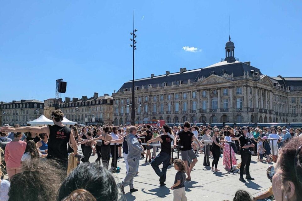 Les danseurs ont investi le miroir d'eau à Bordeaux ce mardi 29 avril 2025.
