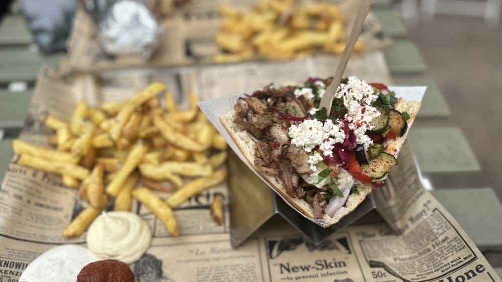 Le restaurant pratique la version "berliner" du kebab, avec chou et légumes émincés.