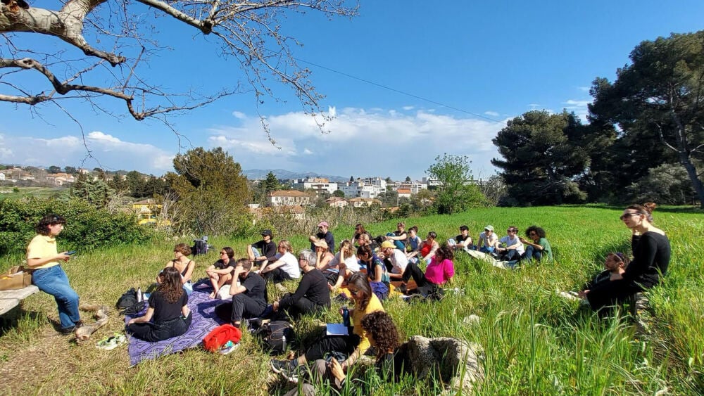 une friche à disposition des professeurs pour faire classe dehors à Sainte-Marthe
