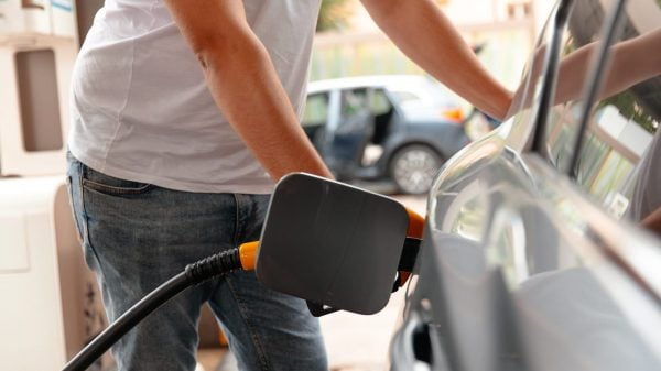 Les prix du carburant ont nettement baissé ces derniers mois en France métropolitaine.
