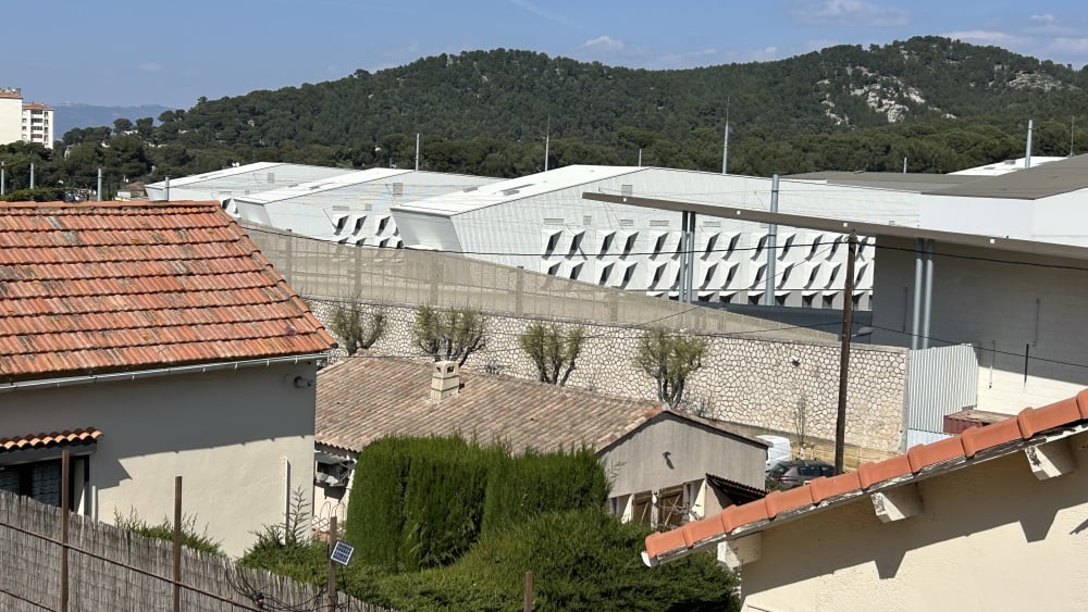 À Marseille, les riverains des Baumettes 3 se calfeutrent avant l'ouverture de la prison en décembre 2025