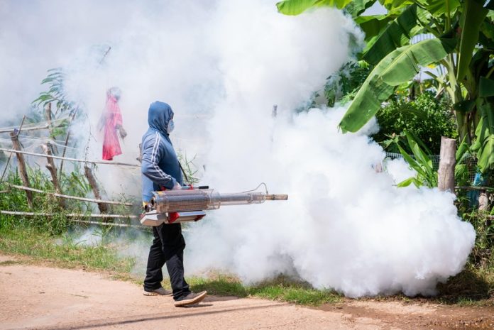lutte paludisme malaria plan stratégique afrique traitements symptomes Ma Santé Un homme qui pulvérise de l'insecticide pour éradiquer le paludisme.