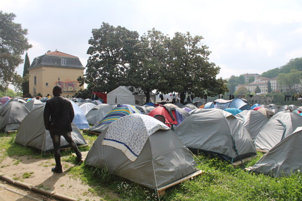 Le campement du jardin des Chartreux vit très certainement ces derniers instants à Lyon.