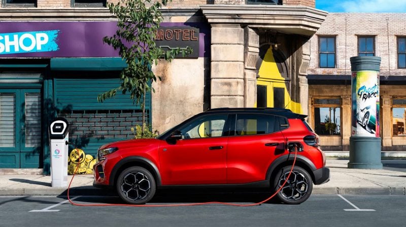 Malgré l'arrivée de modèles plus abordables, comme la Citroën ë-C3, les immatriculations de voitures électriques baissent fortement chez les particuliers.