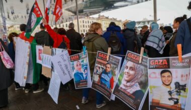 des journalistes rassemblés au Vieux-Port à Marseille solidaires de leurs collègues à Gaza