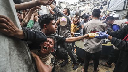 Une distribution alimentaire, le 24 avril 2025, dans la ville de Gaza. (MAHMOUD ZAKI / XINHUA)