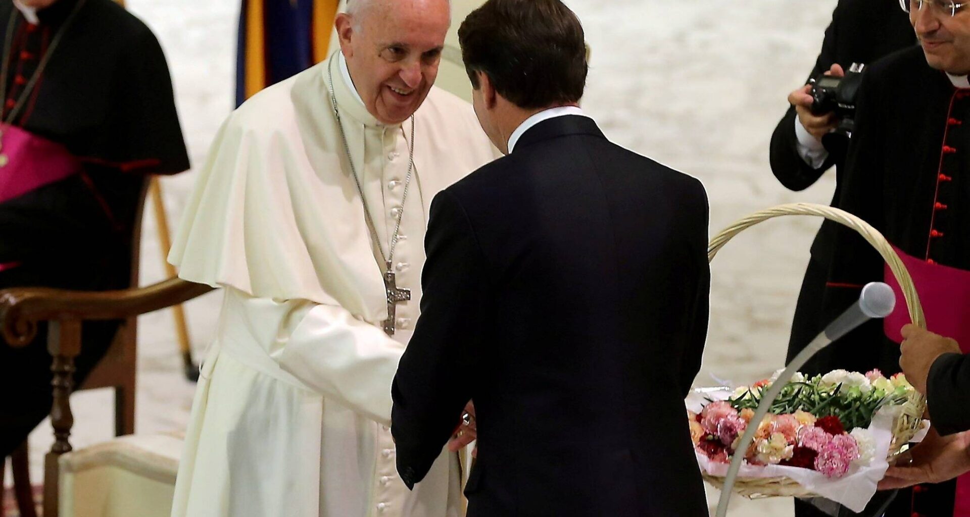 "Il m'a appelé dès le lendemain": Christian Estrosi se souvient du coup de téléphone du pape François après l'attentat du 14-Juillet à Nice
