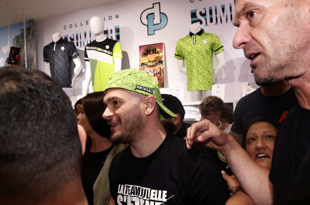 Le rappeur Jul ouvre pour la première fois une boutique éphémère à Paris, à quoi s'attendre ?