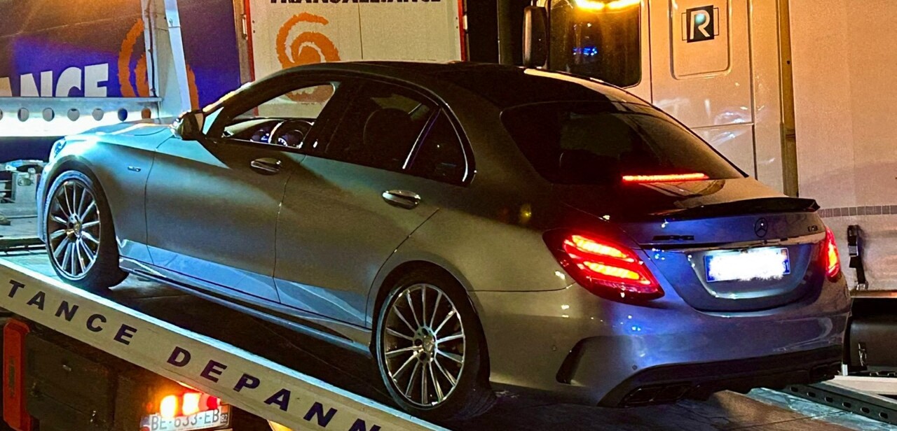 Au nord de Toulouse. Il explose le compteur de la Mercedes et dépasse les 200 km/h sur l'autoroute