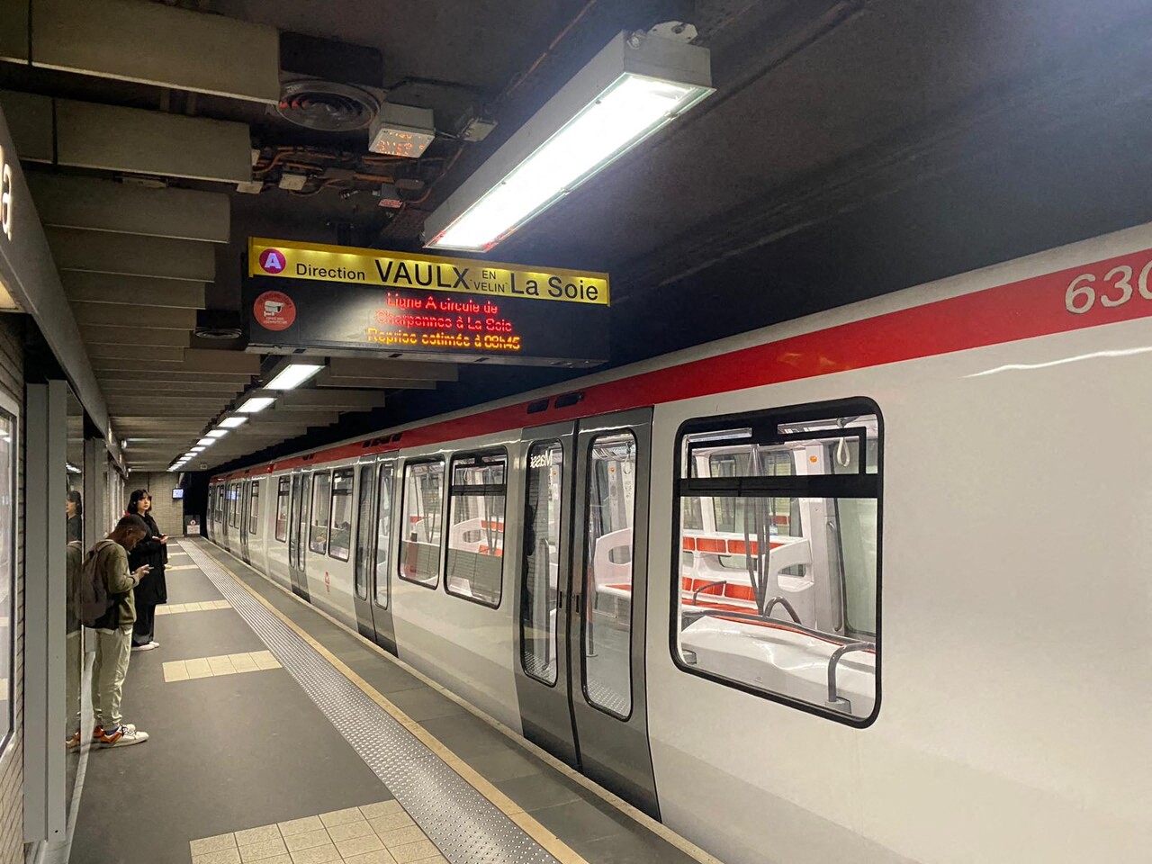 la ligne de métro A coupée, les pompiers interviennent dans une station