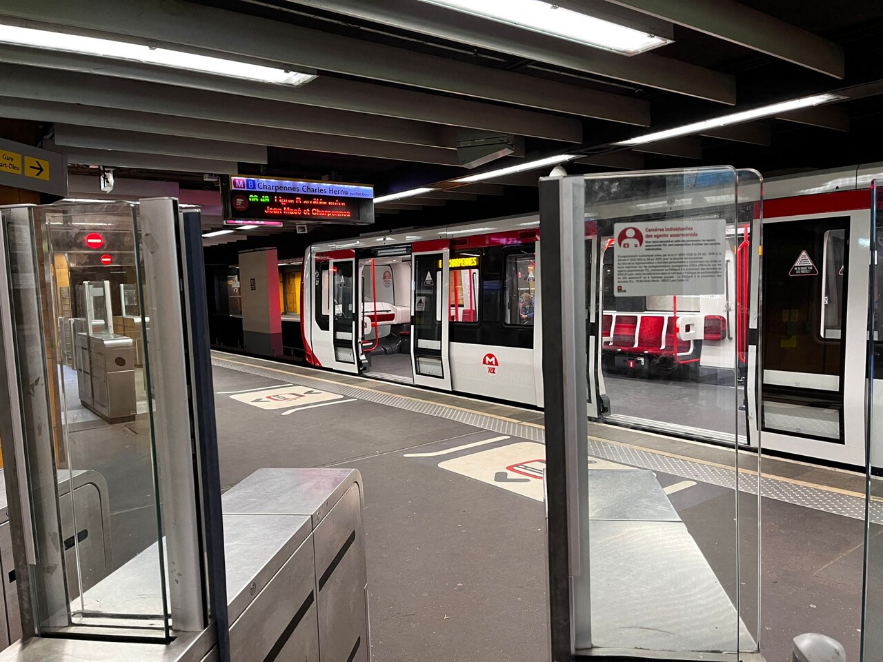 Lyon. Des stations de métro TCL fermées d'urgence, lignes perturbées : ce qu'il s'est passé