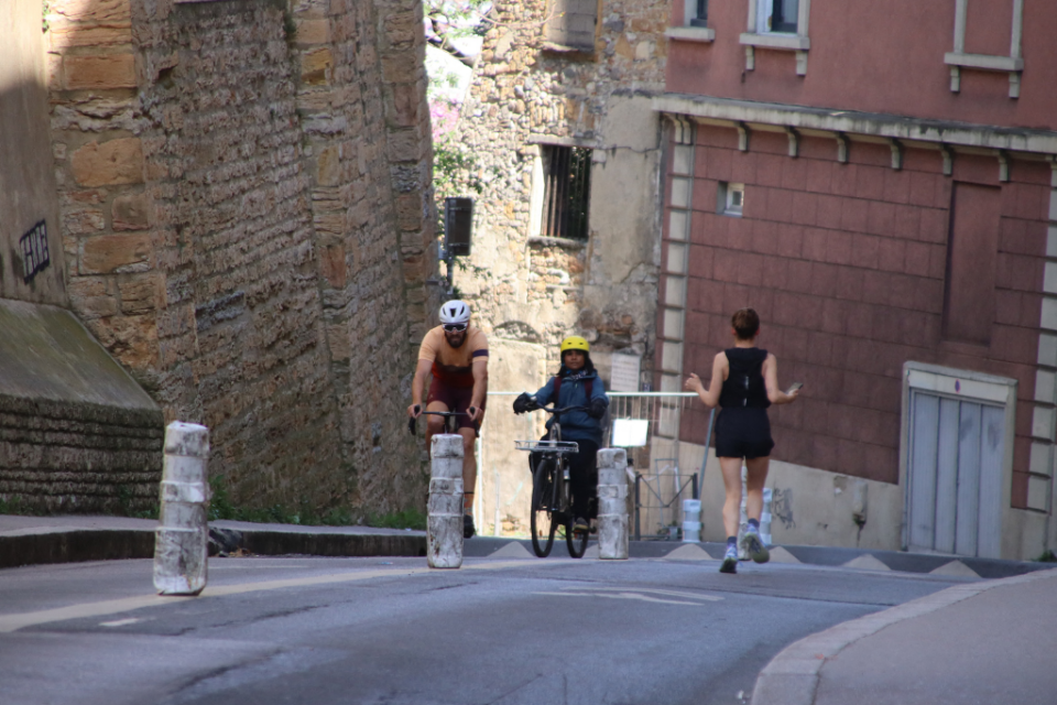 Mardi 8 avril après-midi, adeptes de course à pied et cyclistes se partagent la montée du Chemin-Neuf à Lyon.