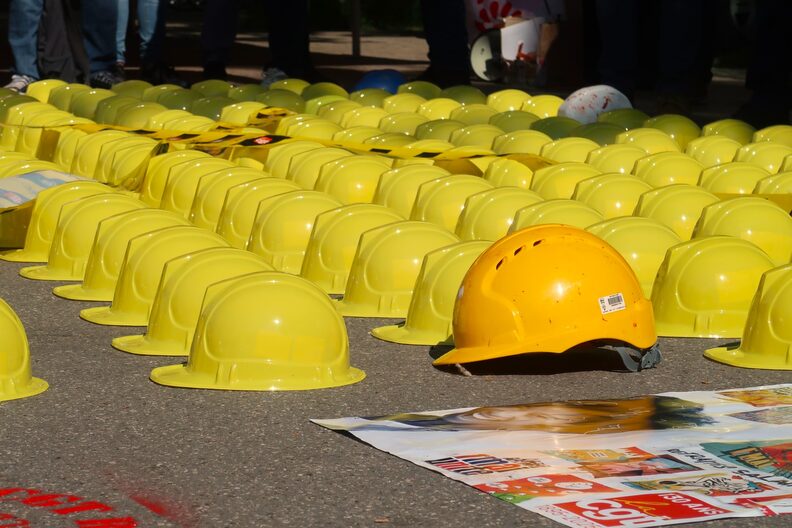 Rassemblement de la CGT à l'occasion de la journée internationale d'hommage aux morts au travail, lundi 28 avril devant l'hôpital Edouard-Herriot (Lyon 3e).
